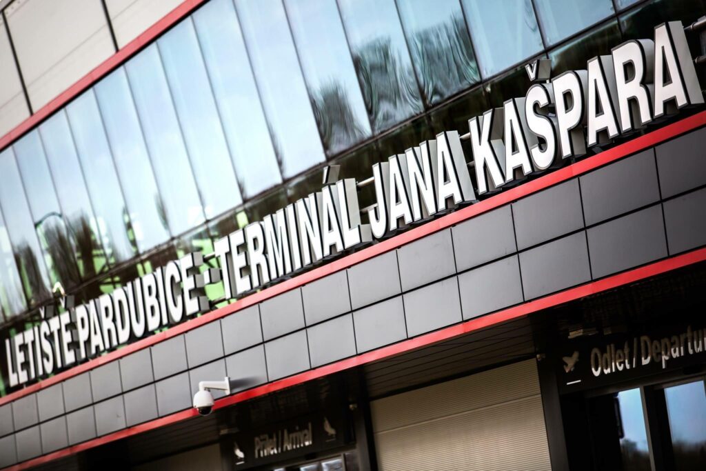 Terminál Jana Kašpara na Letišti Pardubice s nápisem u odletové haly