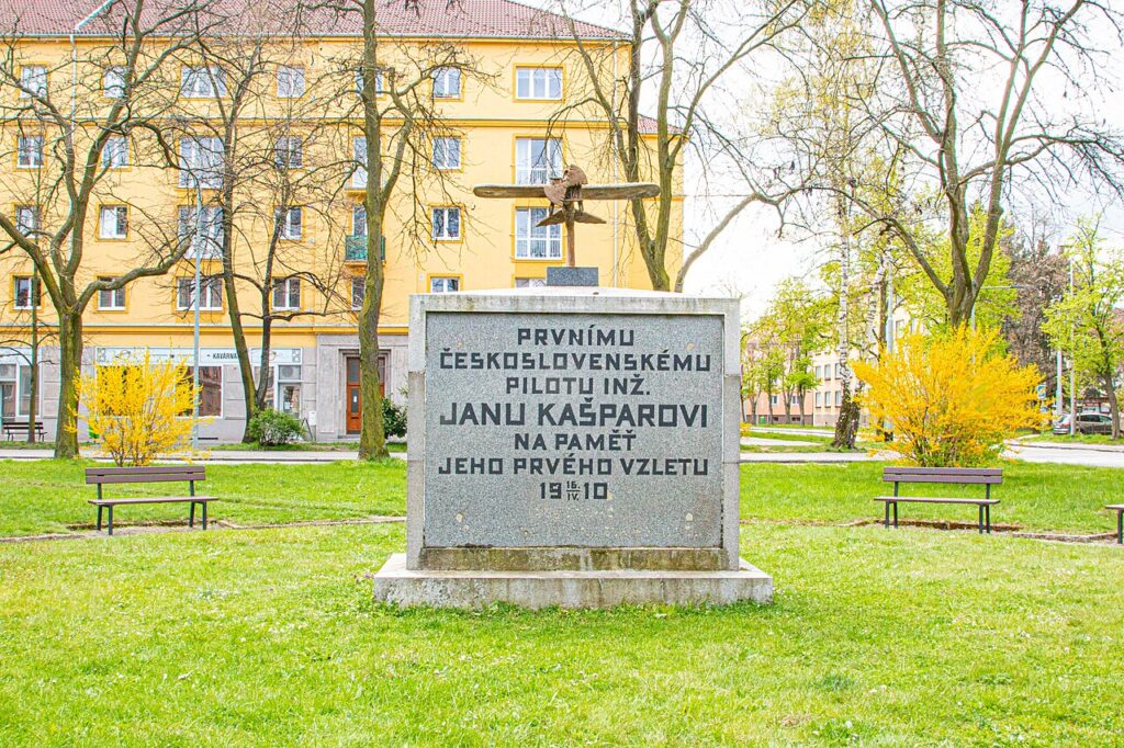 Kamenný pomník prvního vzletu Jana Kašpara s plastikou letadla na pardubickém sídlišti Dukla