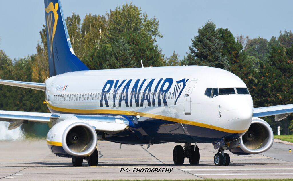 Boeing 737-800 aerolinky Ryanair na pojezdové dráze Letiště Pardubice